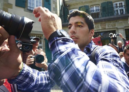 © Reuters. El TAS ratifica la suspensión a Suárez, pero le deja entrenar con el Barça