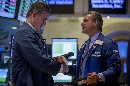 © Reuters. Wall Street abre estable tras subir con fuerza la víspera