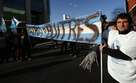© Reuters. Supporters of Argentina's government hold a sign in Buenos Aires