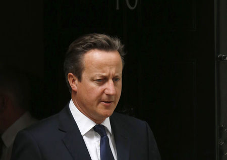 © Reuters. Britain's Prime Minister David Cameron leaves Downing Street in London
