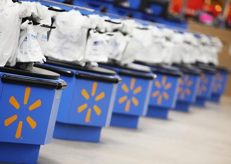 © Reuters. Wal-Mart recorta su pronóstico anual de ganancias por mayores gastos