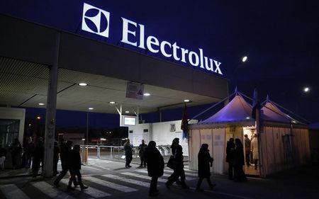© Reuters. ELECTROLUX INTÉRESSÉ PAR L'ÉLECTROMÉNAGER DE GENERAL ELECTRIC 