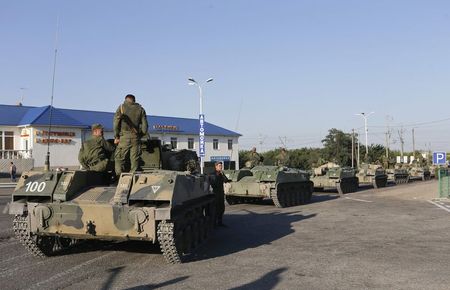 © Reuters. روسيا تحشد مركبات عسكرية وقافلة مساعدات تنتظر قرب حدود أوكرانيا