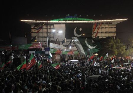 © Reuters. اشتباكات في باكستان بعد اطلاق النار على الزعيم المعارض عمران خان