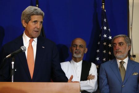 © Reuters. U.S. Secretary of State Kerry speaks next to Afghan presidential candidates Ahmadzai and Abdullah during a news conference in Kabul