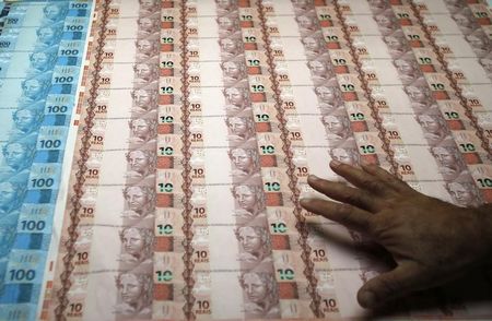 © Reuters. Funcionário verifica papel-moeda durante visita à Casa da Moeda, no Rio de Janeiro