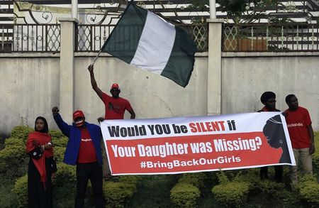 © Reuters. Manifestantes durante protesto para marcar os  120 dias do sequestro de 200 meninas na Nigéria pelo Boko Haram, em Abuja