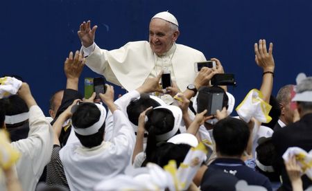 © Reuters. El Papa realiza una plegaria espontánea por la unidad coreana