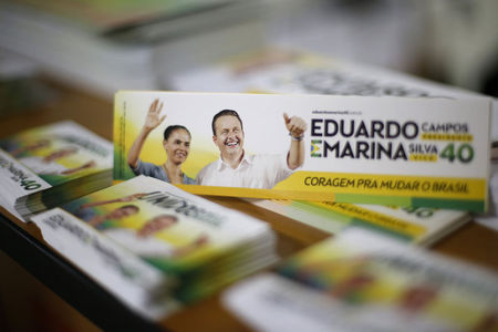 © Reuters. Material de campanha do candidato à Presidência pelo PSB, Eduardo Campos, morto na quarta-feira