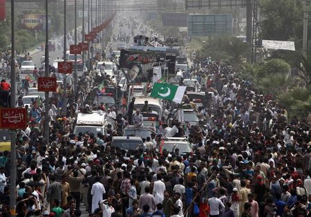 © Reuters. Supporters of cricketer-turned-opposition politician Imran Khan take part in the Freedom March in Gujranwala