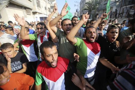 © Reuters. Palestinians chant slogans during a rally in support of the armed Palestinian factions, in Rafah  in the southern Gaza Strip