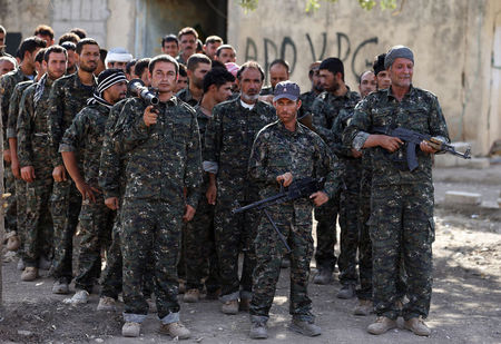 © Reuters. الأكراد يحققون تقدما ضد الدولة الإسلامية بمساعدة الدعم الجوي الأمريكي