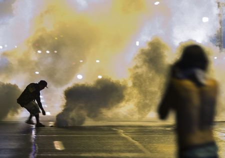 © Reuters. دوي إطلاق نار وفرار محتجين في مدينة فيرجسون بولاية ميزوري الأمريكية