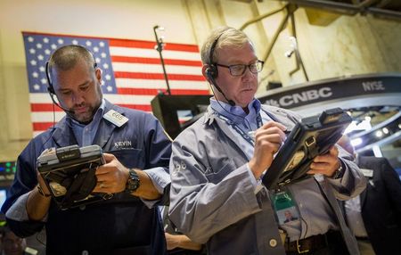 © Reuters. Traders work on the floor of the New York Stock Exchange