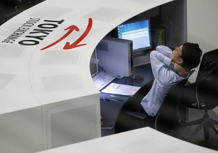 © Reuters. An employee of the Tokyo Stock Exchange stretches at the bourse in Tokyo