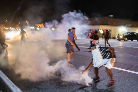 © Reuters. MANIFESTATION BRUTALEMENT DISPERSÉE À FERGUSON, AU MISSOURI