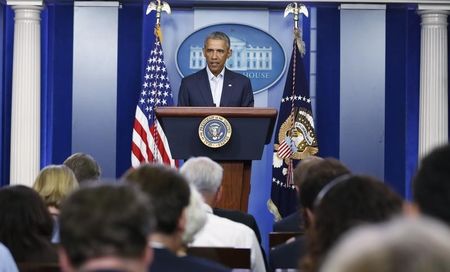 © Reuters. اوباما يرسل وزير العدل الي فيرجسون ويحث على ضبط النفس