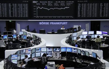 © Reuters. Traders are pictured at their desks in front of the DAX board at the Frankfurt stock exchange