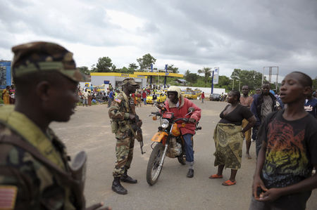 © Reuters. Soldados da Libéria verificam pessoas de Bomi County, na Libéria, em isolamento sanitário devido ao Ebola