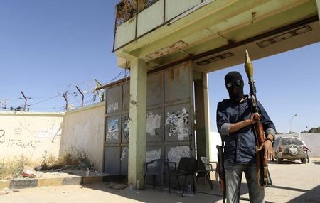© Reuters. ميليشيا ليبية تطلق صواريخ على منطقة راقية في طرابلس