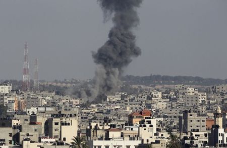 © Reuters. Fumaça é vista em Gaza 