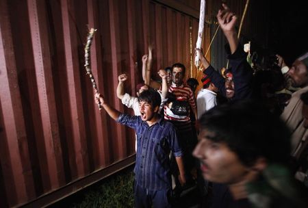 © Reuters. محتجون باكستانيون يصلون البرلمان في محاولة لدفع رئيس الوزراء للاستقالة