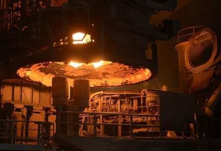 © Reuters. The top of a steel pan is pictured beside a furnace at the plant of German steel company Arcelor Mittal in Hamburg