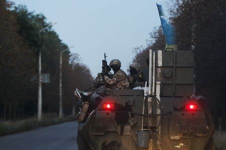 © Reuters. Militares ucranianos em veículo blindado sendo transportados para o leste do país