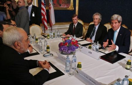 © Reuters. Iran's Foreign Minister Mohammad Javad Zarif meets with U.S. Secretary of State John Kerry at talks between the foreign ministers of the six powers negotiating with Tehran on its nuclear program in Vienna