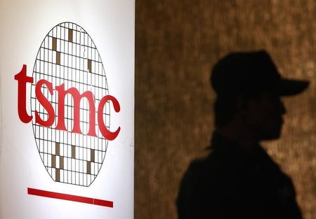 © Reuters. A security personnel stands near the logo of Taiwan Semiconductor Manufacturing Co. Ltd in Taipei