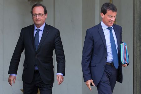 © Reuters. French President Hollande and Prime Minister Valls leave the Elysee Palace in Paris, following the weekly cabinet meeting