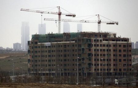 © Reuters. La construcción volverá a crecer en España en 2015, según un estudio