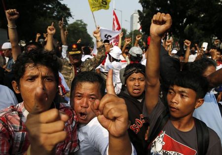 © Reuters. شرطة إندونيسيا تتصدى لمحتجين قبل حكم بشأن انتخابات الرئاسة