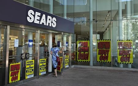 © Reuters. A customer enters the closing down Sears store is shown in downtown Vancouver