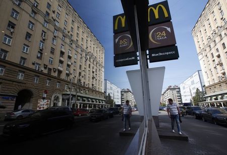 © Reuters. A man walks past a closed McDonald's restaurant, one of four temporarily closed by the state food safety watchdog, in Moscow