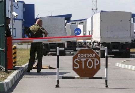 © Reuters. LES PREMIERS CAMIONS DU CONVOI RUSSE FRANCHISSENT LE POSTE-FRONTIÈRE DE DONETSK 