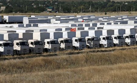 © Reuters. Comboio russo de caminhões com ajuda humanitária para a Ucrânia estacionados perto de Kamensk-Shakhtinsky