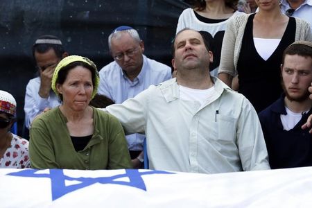 © Reuters. Rachel e Avi Fraenkel, pais do isralense de 16 anos Naftali, um dos três adolescentes de Israel sequestrados e mortos na Cisjordânia, durante o funeral