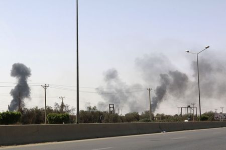 © Reuters. مسؤولون: مصر وتونس توقفان الرحلات الجوية إلى ليبيا