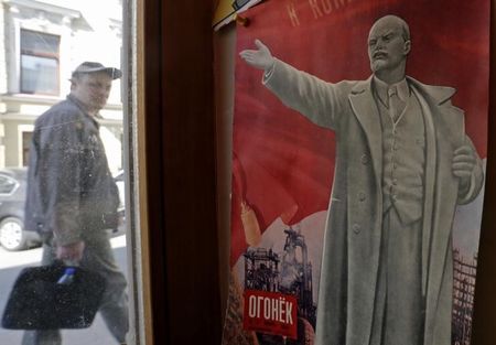 © Reuters. Vitrine de loja de souvenir com pôster de Vladimir Lenin em São Petersburgo