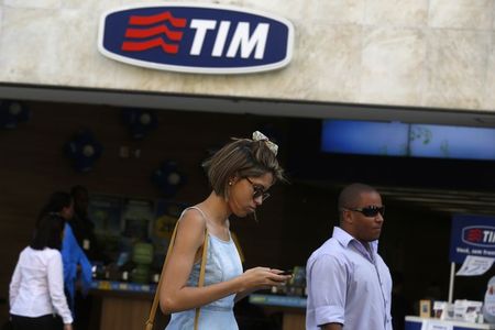 © Reuters. Un negozio di Telecom Italia Mobile (TIM) a Rio de Janeiro