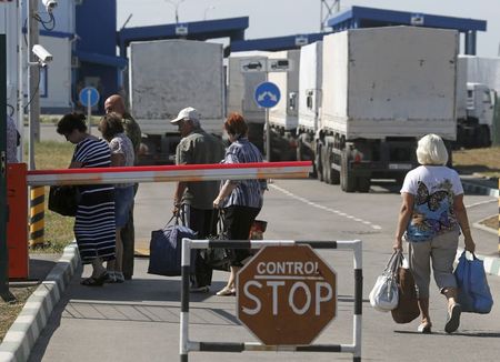 © Reuters. Caminhões de comboio russo levam ajuda humanitária para a Ucrânia em ponto de travessia da fronteira