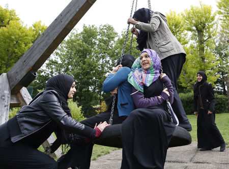 © Reuters. العنف والتهديد يحفزان المسلمات في بريطانيا على ارتداء الحجاب