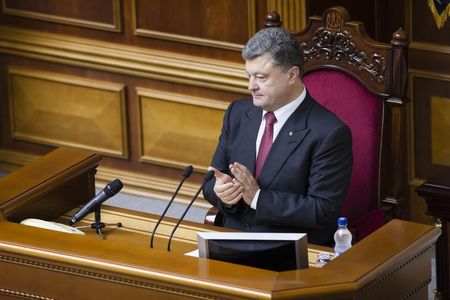 © Reuters. Presidente ucraniano Poroshenko participa de sessão do Parlamento em Kiev