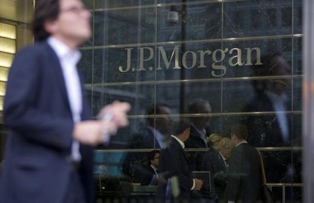 © Reuters. Workers are reflected in the windows of the Canary Wharf offices of JP Morgan in London