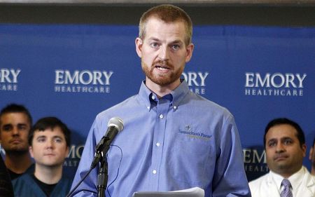 © Reuters. Brantly, que foi infectado pelo Ebola, concede entrevista em Atlanta