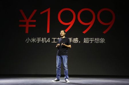 © Reuters. Lei Jun, founder and CEO of China's mobile company Xiaomi, announces the price of the new Xiaomi Phone 4 at its launching ceremony, in Beijing