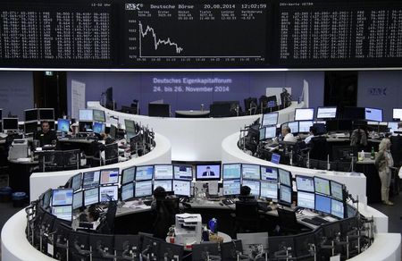 © Reuters. Traders are pictured at their desks in front of the DAX board at the Frankfurt stock exchange