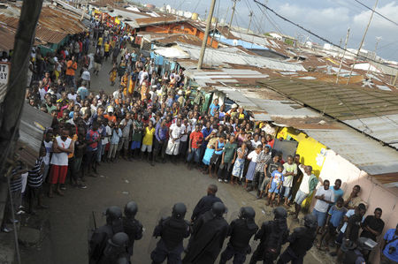 © Reuters. Forças de segurança em favela na capital da Libéria