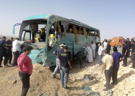 © Reuters. تلفزيون: عدد القتلى في تصادم حافلتين في جنوب سيناء يرتفع الي 31